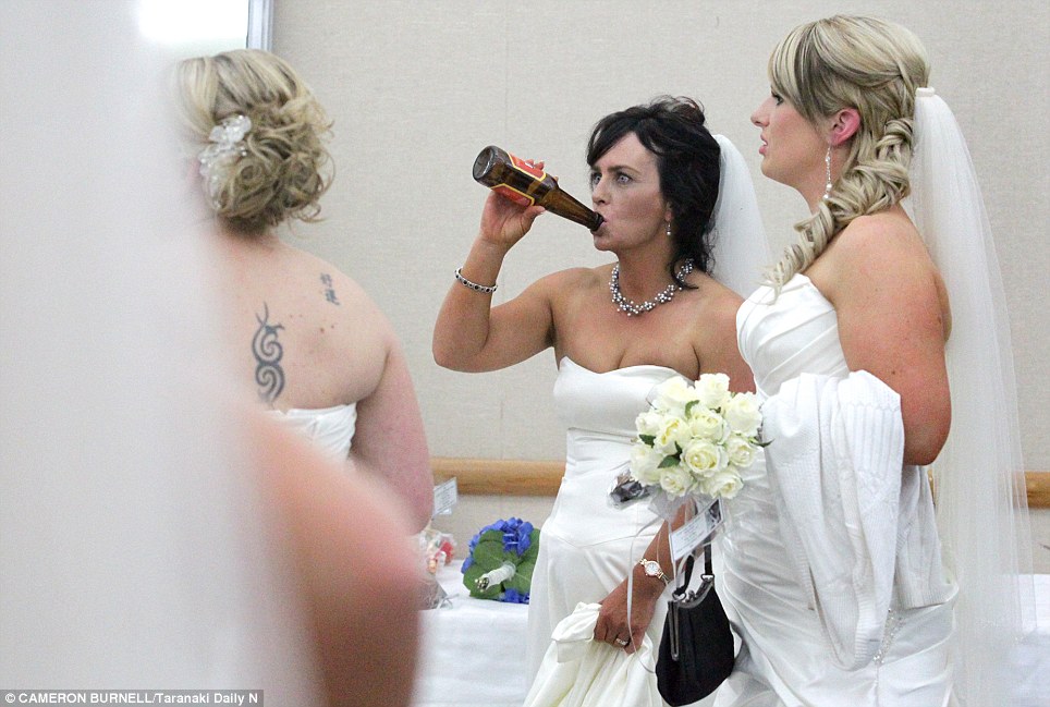 Пьяная невеста отдалась двоим мужикам